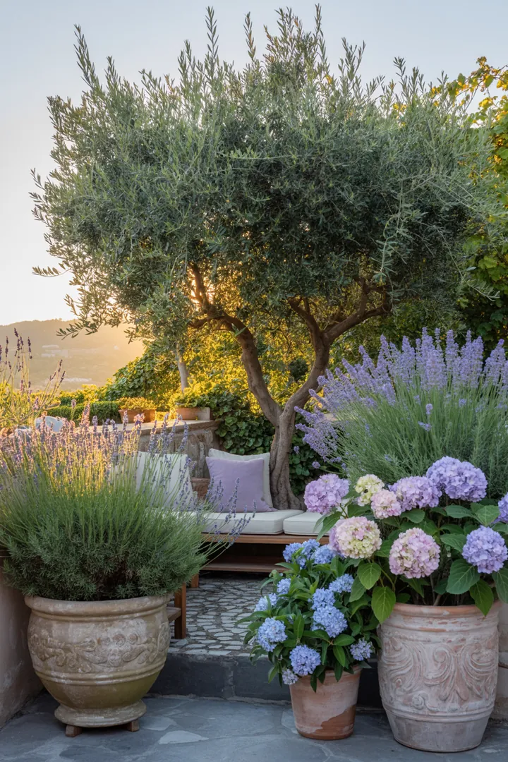 Bunte Kräuter- und Pflanzenvielfalt in einem sonnigen Garten, mit duftenden Blättern, silbrigen Akzenten und blühenden Strukturen, ideal für naturnahe Gärten.
