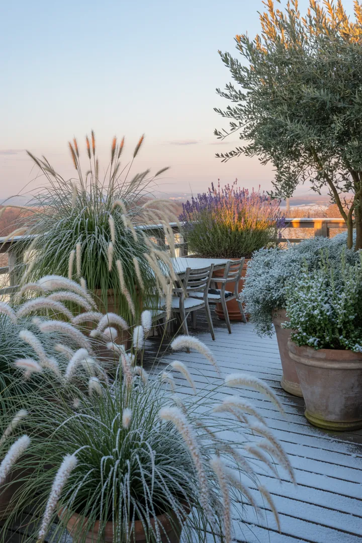 Ein pflegeleichter Garten mit kompakten, duftenden Pflanzen, immergrünen Sträuchern und auffälligen, bunten Blättern schafft eine harmonische Atmosphäre.