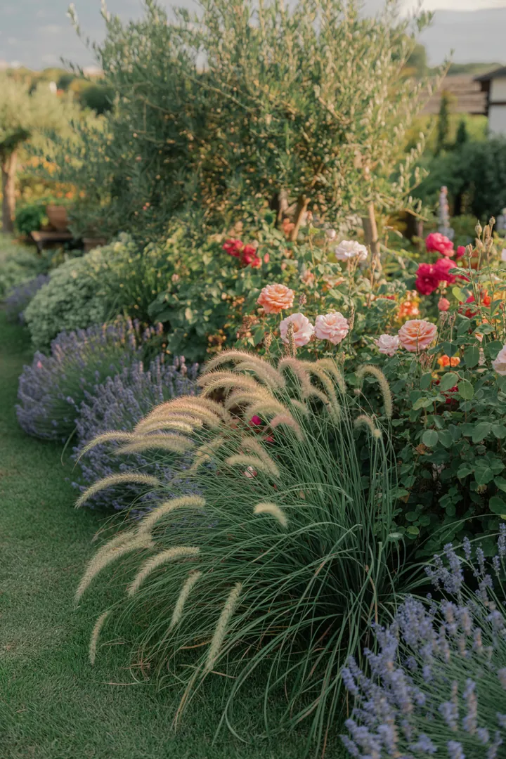 Ein eleganter Garten mit verschiedenen Gräsern, die Höhe und Struktur verleihen. Die Pflanzen zeigen lebendige Farben im Herbst und harmonieren perfekt in schattigen Bereichen.
