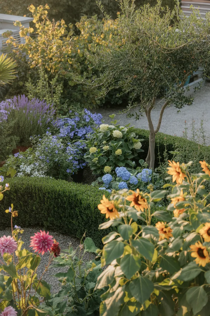 Ein Garten mit einer Vielzahl von hohen, eleganten Gräsern, darunter feine und strukturgebende Sorten, die im Herbst farbenfrohe Akzente setzen und durch ihre wintergrünen Eigenschaften besticht.
