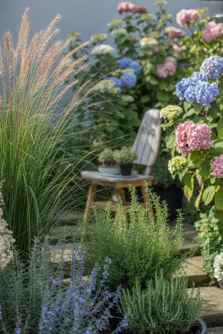 Vielfältige Gräser mit eleganten, strukturierten Blättern in harmonischen Farben, die sowohl robust als auch pflegeleicht sind. Ideal für jeden Garten.
